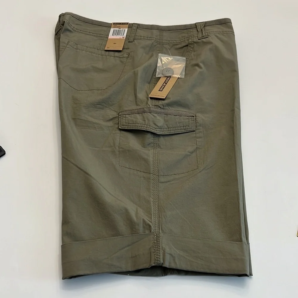 Dkny cotton blend Bermuda/Cargo shorts NWT size 10 green color